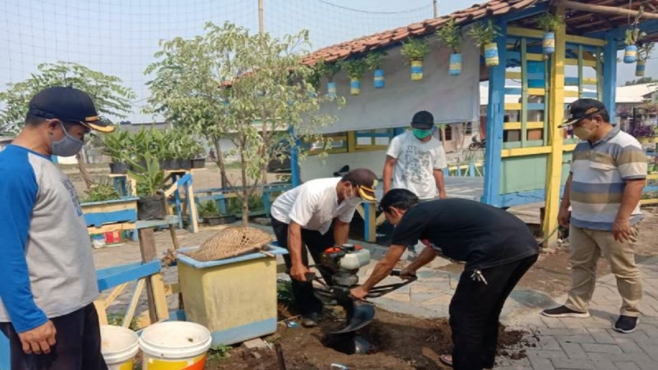 Masyarakat sedang memnbuat lubang biopori dalam mengatasi banjir di pemukiman saat musim penghujan tiba. ANTARA/HO-DLH