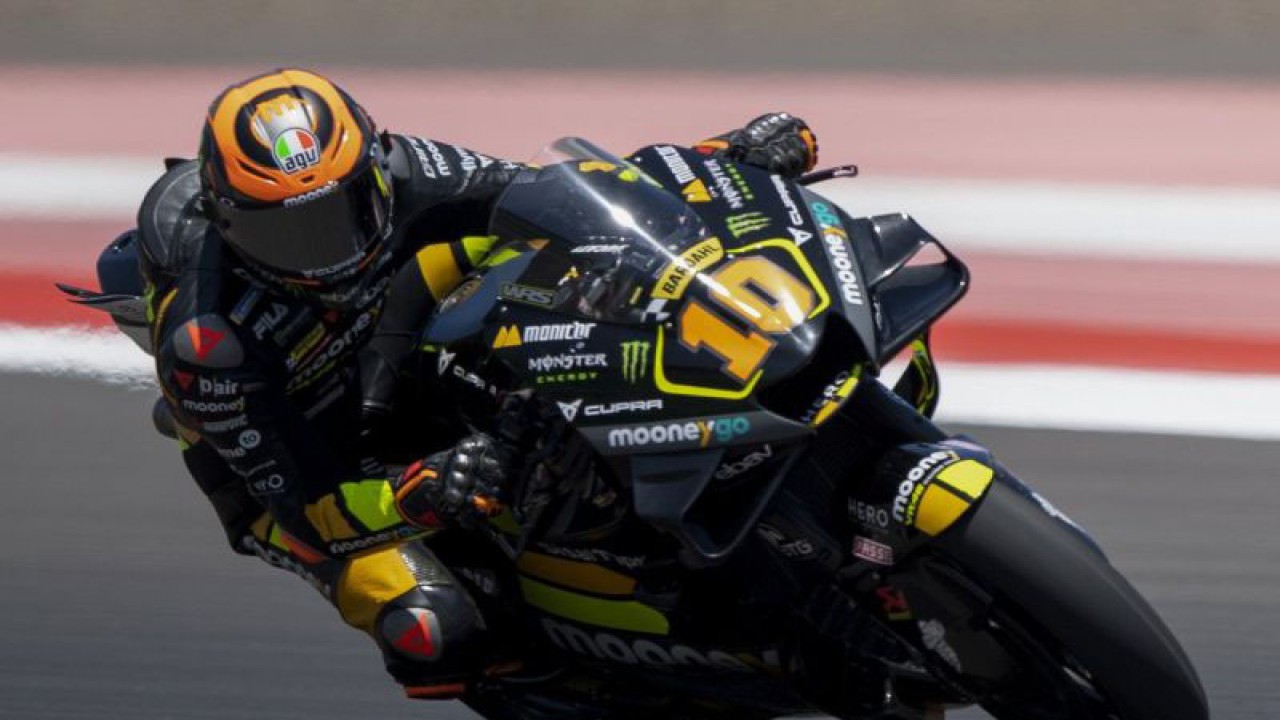 Pembalap Mooney VR46 Racing Team Luca Marini memacu sepeda motornya saat sesi latihan bebas F3 MotoGP seri ke-15 di Pertamina Mandalika International Street Circuit, Lombok Tengah, NTB, Sabtu (14/10/2023). Luca Marini merebut pole perdana dan berhak start terdepan pada balapan MotoGP Mandalika dengan catatan waktu 1 menit 29,978 detik, disusul pembalap Aprilia Racing Maverick Vinales dan Aleix Espargaro. ANTARA FOTO/Wahyu Putro A/Spt.