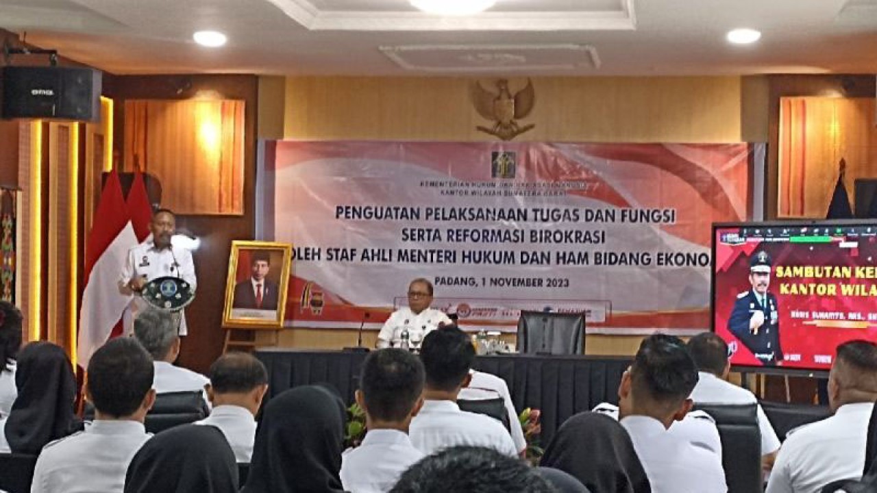 Staf Ahli Menteri Hukum dan HAM RI Lucky Agung Binarto saat menyampaikan arahan pada acara "Penguatan Pelaksanaan Tugas dan Fungsi serta Reformasi Birokrasi untuk Pencapaian Kinerja 2023", di Padang, Rabu. ANTARA/FathulAbdi.