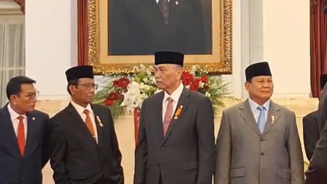 Menteri Koordinator Bidang Kemaritiman dan Investasi Luhut Binsar Pandjaitan (dua kanan) saat menghadiri pelantikan Kepala Staf TNI Angkatan Darat Jenderal TNI Maruli Simanjuntak di Istana Negara, Jakarta, Rabu (29/11/2023). (ANTARA/Andi Firdaus)