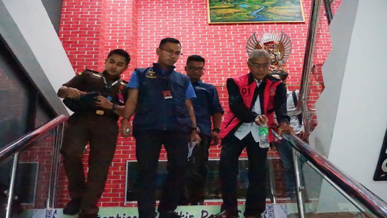 Jaksa menahan mantan Kepala Desa Berakit, Bintan, Kepri, M. Nazar Talibek sebagai tersangka dugaan kasus korupsi penjualan aset tanah tahun 2012, Rabu (22/11/2023). (ANTARA/HO-Penkum Kejati Kepri)