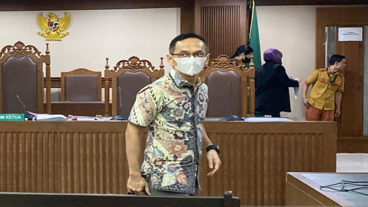 Direktur PT Basis Utama Prima Muhammad Yusrizki Muliawan usai mendengarkan dakwaan jaksa penuntut umum di Pengadilan Tindak Pidana Korupsi Jakarta, Kamis (16/11/2023). (ANTARA/Fath Putra Mulya)