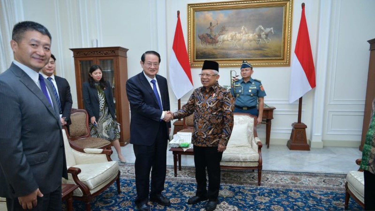 Wakil Presiden RI Ma'ruf Amin saat menerima Sekretaris Partai Komunis Tiongkok Komite Provinsi Zhejiang Republik Rakyat Tiongkok (RRT) Yi Lianhong di Istana Wakil Presiden RI, Jakarta, Senin (13/11/2023). ANTARA/HO-BPMI Setwapres