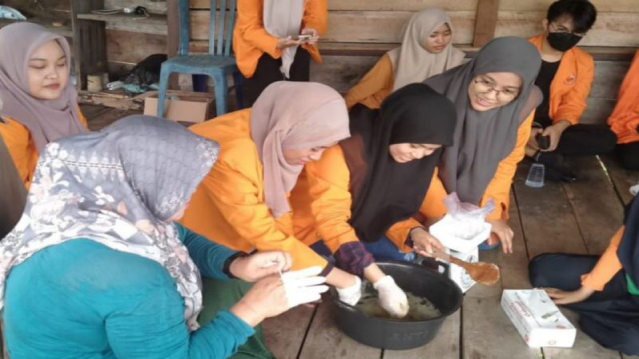 Mahasiswa Unja saat mengajarkan pembuatan sabun dari limbah kulit nanas, Rabu (1/11/2023). (ANTARA/HO-Unja)