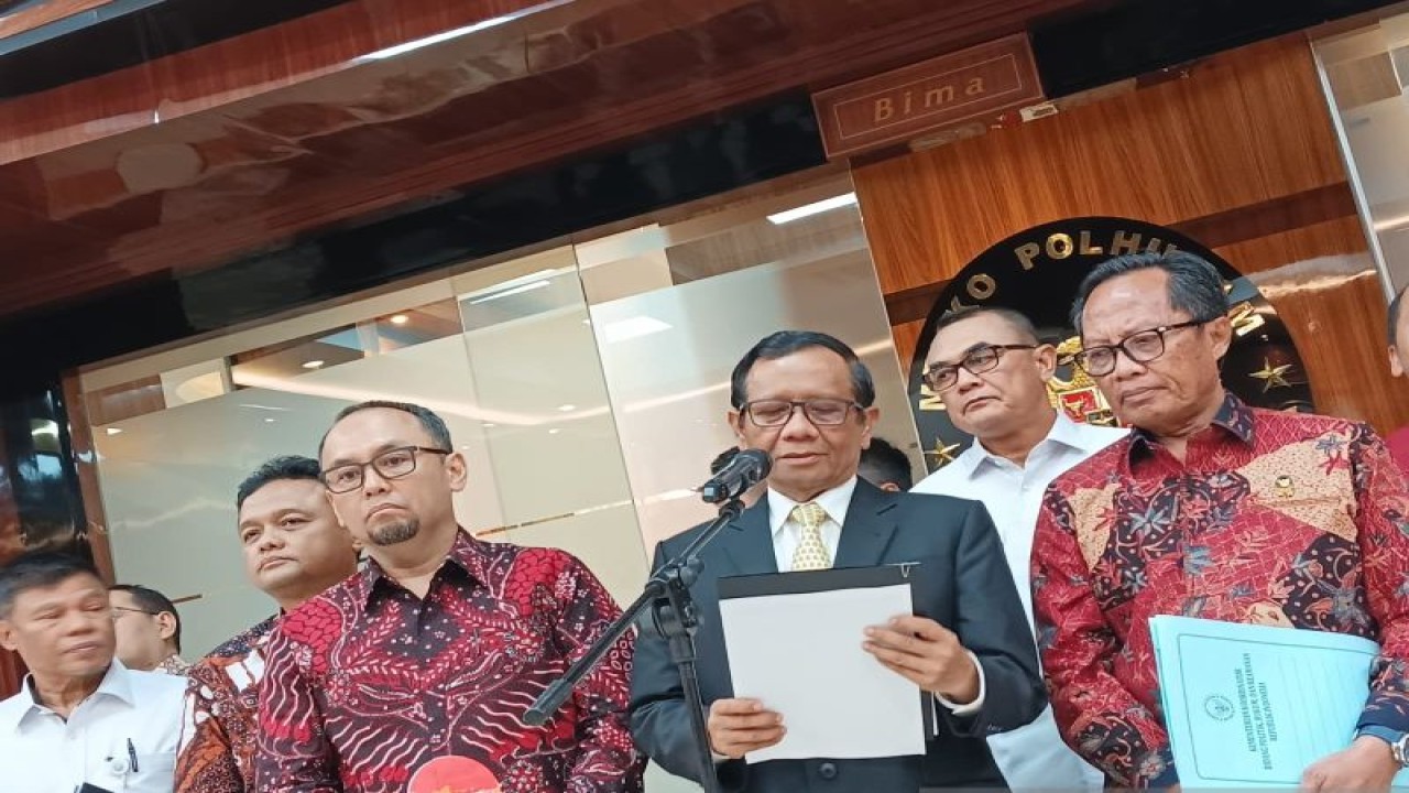 Menteri Koordinator Bidang Politik, Hukum, dan Keamanan (Menkopolhukam) Mahfud Md menyampaikan laporan Satgas TPPU, di Kantor Kemenko Polhukam, Jakarta, Rabu (1/11/2023). (ANTARA/Rina Nur Anggraini.)