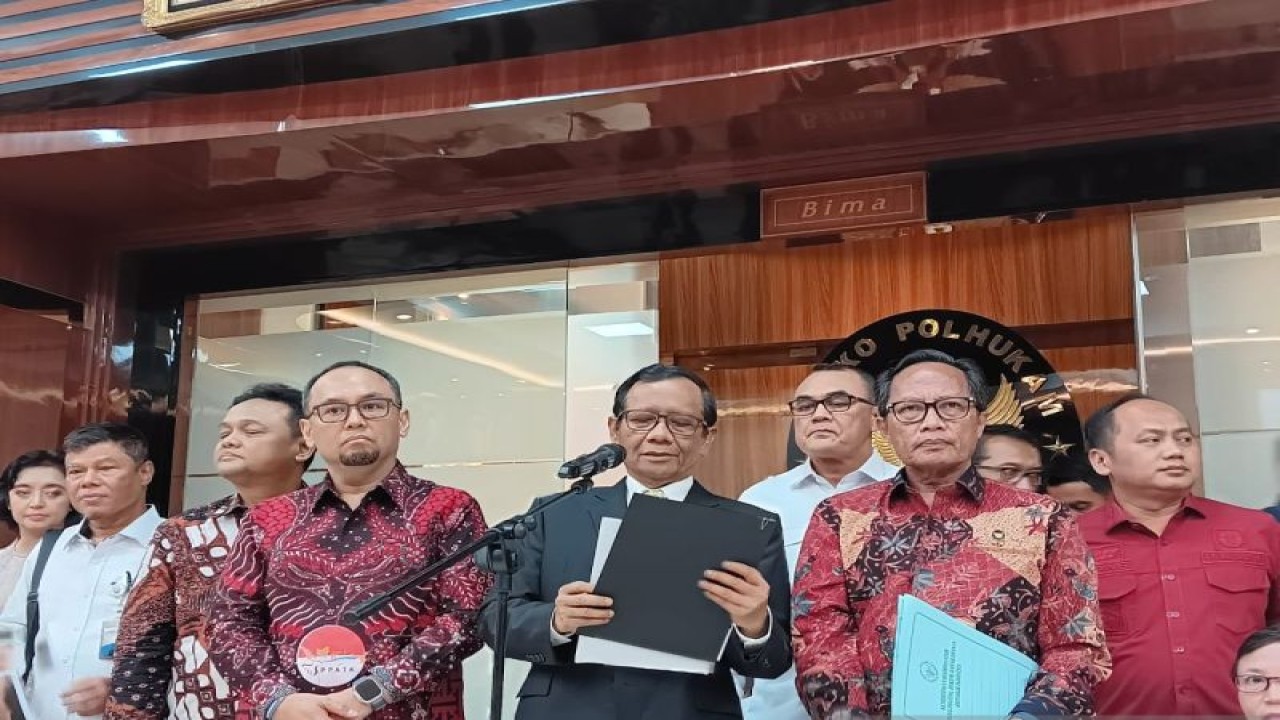 Menteri Koordinator Bidang Politik, Hukum, dan Keamanan (Menkopolhukam) Mahfud Md menyampaikan laporan Satgas TPPU, di Kantor Kemenko Polhukam, Jakarta, Rabu (1/11/2023). (ANTARA/Rina Nur Anggraini.)