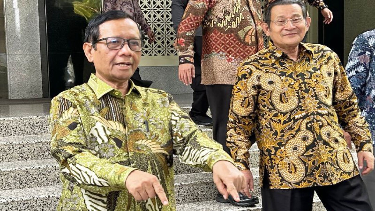 Menteri Koordinator Politik, Hukum dan Keamanan (Menkopolhukam) Mahfud MD (kiri) pada saat akan memberikan keterangan kepada media usai menghadiri pertemuan Majelis Wali Amanat (MWA) Universitas Brawijaya di Kota Malang, Jawa Timur, Sabtu (4/11/2023). ANTARA/Vicki Febrianto.