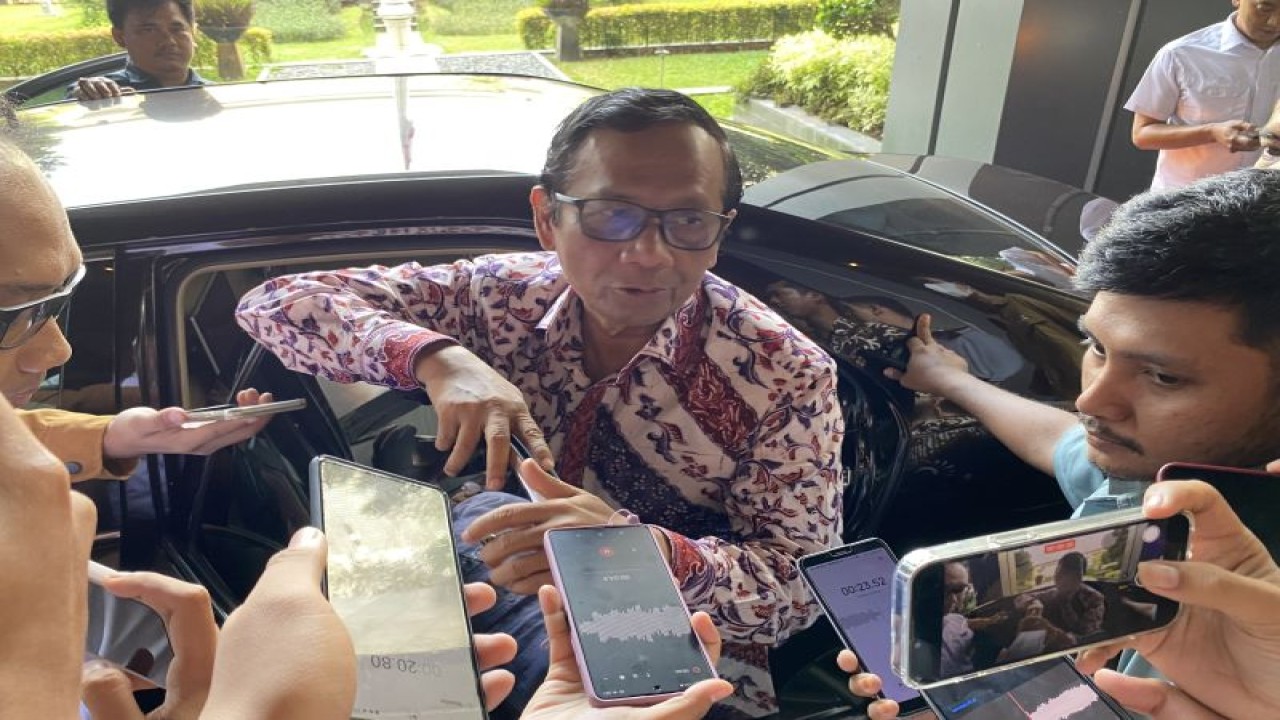 Menteri Koordinator Bidang Politik, Hukum, dan Keamanan Mahfud Md ditemui usai Peluncuran Peraturan Presiden Nomor 60 Tahun 2023 tentang Strategi Nasional Bisnis dan Hak Asasi Manusia (HAM) di Kantor Kementerian Hukum dan HAM, Jakarta, Senin (6/11/2023). (ANTARA/Fath Putra Mulya)