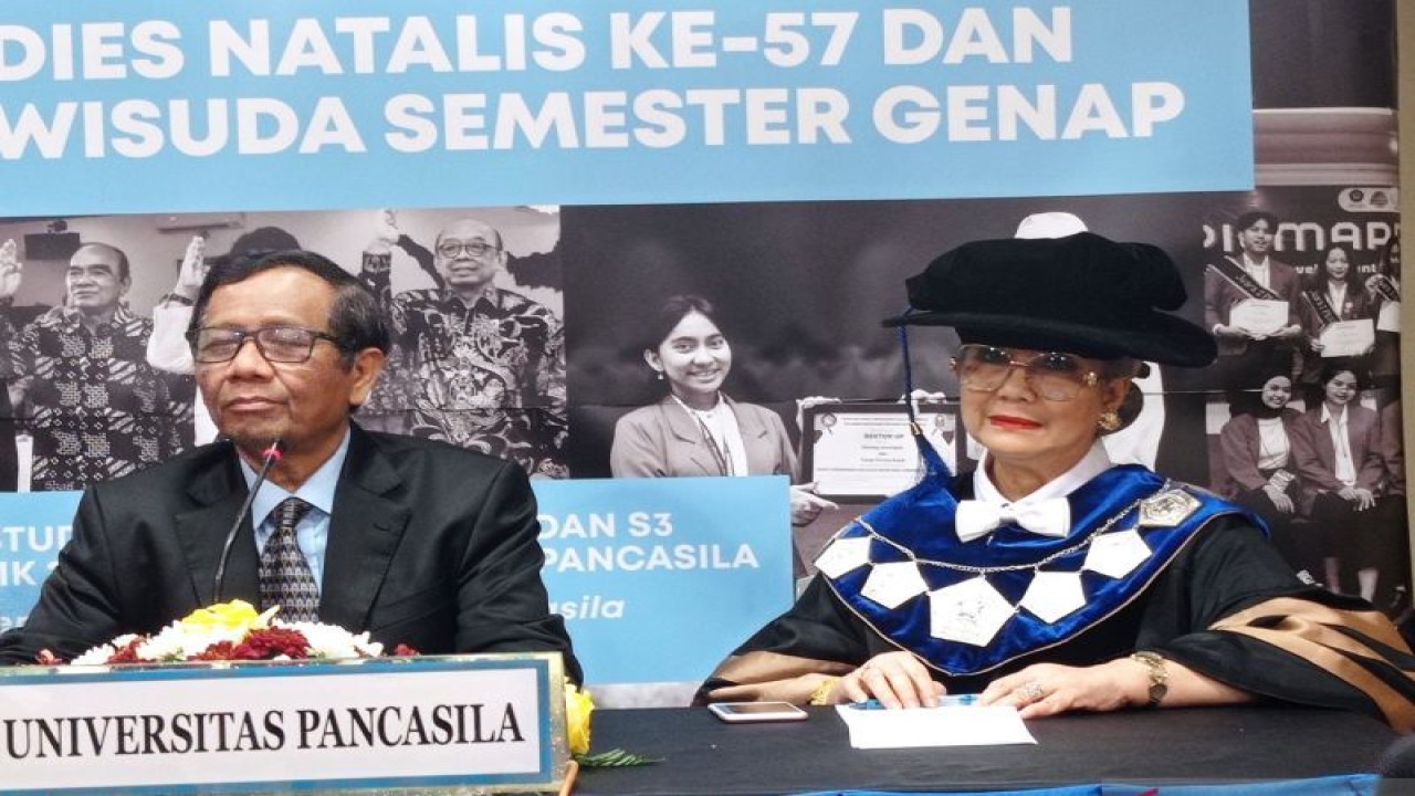Menko Polhukam Mahfud MD (kiri) usai memberi Orasi Ilmiah dalam Dies Natalis ke-57 Universitas Pancasila di Jakarta Convention Center, Jakarta, Kamis (9/11/2023). (ANTARA/Sanya Dinda)