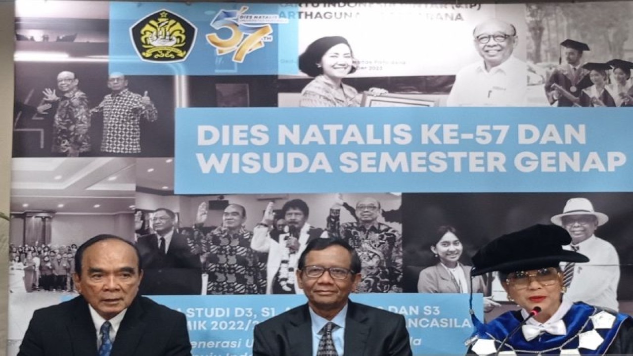 Menkopolhukam Mahfud Md. (tengah) usai orasi ilmiah dalam Dies Natalis Universitas Pancasila di JCC, Jakarta, Kamis (9/11/2023). ANTARA/Sanya Dinda