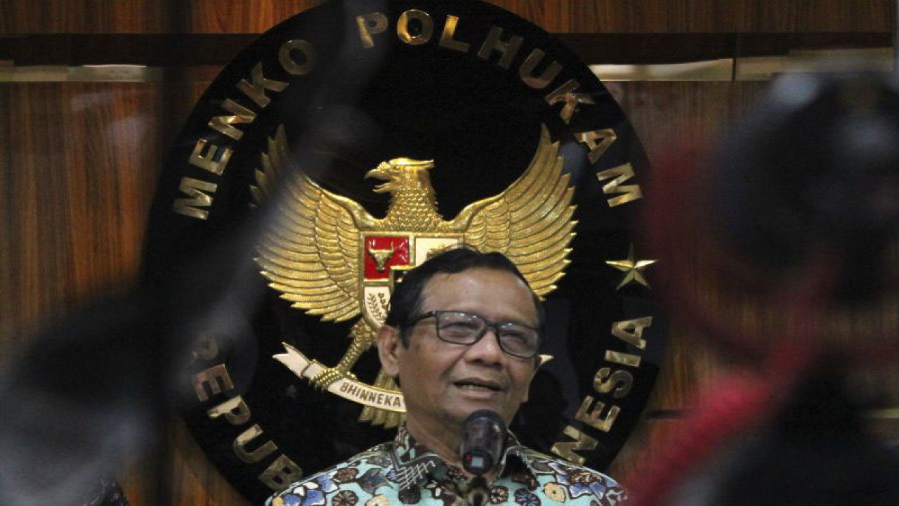 Arsip foto - Menkopolhukam Mahfud MD memberikan keterangan pers mengenai keanggotaan Indonesia di Financial Action Task Force (FATF) di Jakarta, Rabu (8/11/2023). ANTARA FOTO/Tri Meilani Ameliya/sgd/Spt