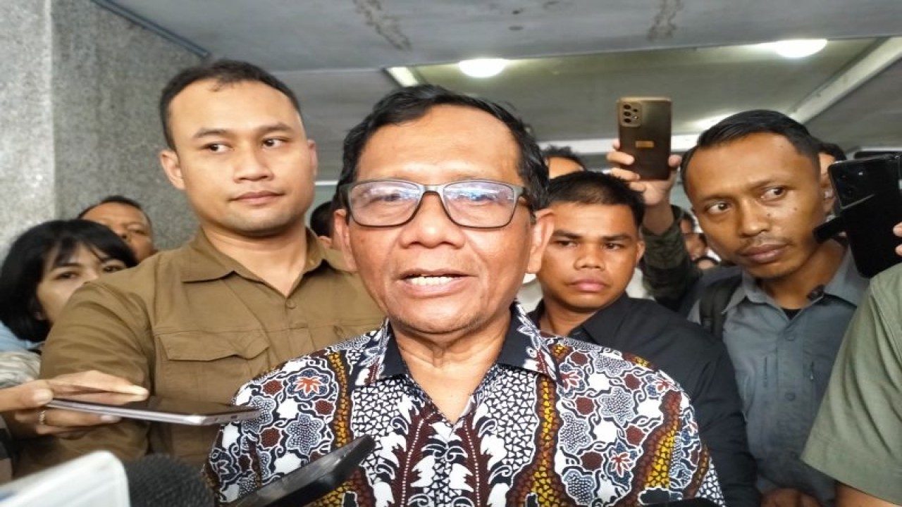 Menteri Koordinator bidang Politik Hukum dan Keamanan (Menko Polhukam) RI Mahfud Md saat diwawancarai awak media massa di Padang, Kamis, (16/11/2023). ANTARA/Muhammad Zulfikar