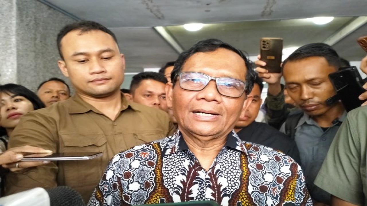 Menteri Koordinator bidang Politik Hukum dan Keamanan (Menkopolhukam) RI Mahfud Md saat diwawancarai awak media massa di Padang, Sumbar, Kamis, (16/11/2023). ANTARA/Muhammad Zulfikar.