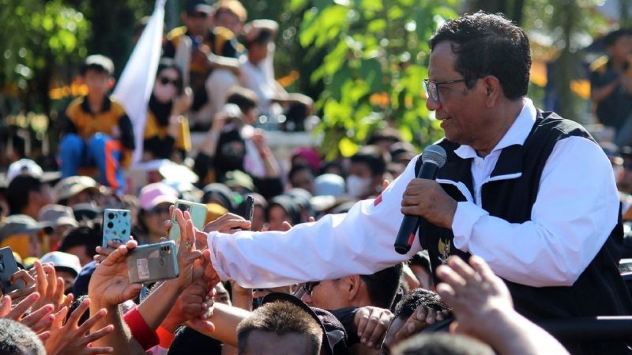 Cawapres nomor urut tiga Mahfud MD menyapa masyarakat di acara senam dan jalan sehat Partai Hanura di Alun-alun Kapuas, Pontianak, Kalimantan Barat, Minggu (26/11/2023). Mahfud MD melakukan safari politik di Pontianak untuk menyapa masyarakat setempat menjelang masa kampanye Pemilu 2024. ANTARA FOTO/Jessica Wuysang/Spt