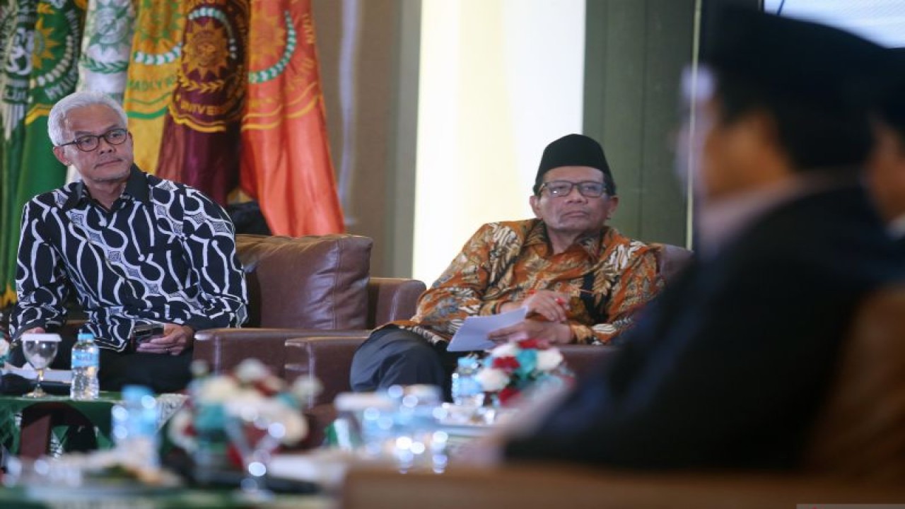 Calon Preside Ganjar Pranowo (kiri) bersama Calon Wakil Presiden Mahfud Md (tengah) berdialog dengan Pengurus Pusat Muhammadiyah usai acara dialog terbuka bersama Muhammadiyah di Kampus Universitas Muhammadiyah Jakarta (UMJ) Ciputat, Tangerang Selatan, Banten, Kamis (23/11/2023). ANTARA FOTO/Muhammad Iqbal/Spt.