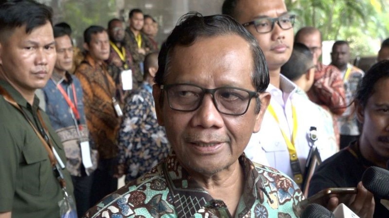 Menkopolhukam Mahfud MD saat ditemui usai menghadiri Rakornas Penyelenggara Pemilu Tahun 2023 di Jakarta, Rabu (8/11/2023). ANTARA/Narda Margaretha Sinambela