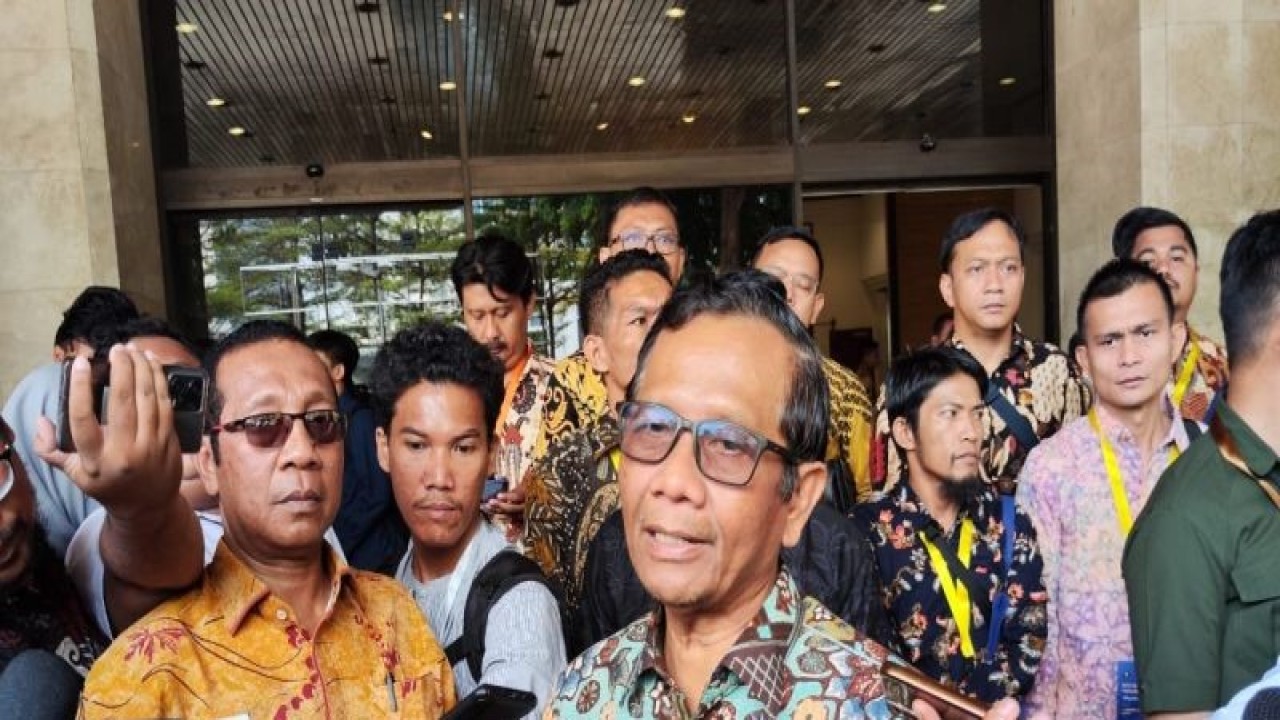 Menteri Koordinator Bidang Politik, Hukum dan Keamanan Mahfud Md. saat ditemui usai menghadiri Rakornas Penyelenggara Pemilu Tahun 2023 di Jakarta, Rabu (8/11/2023). ANTARA/Mentari Dwi Gayati