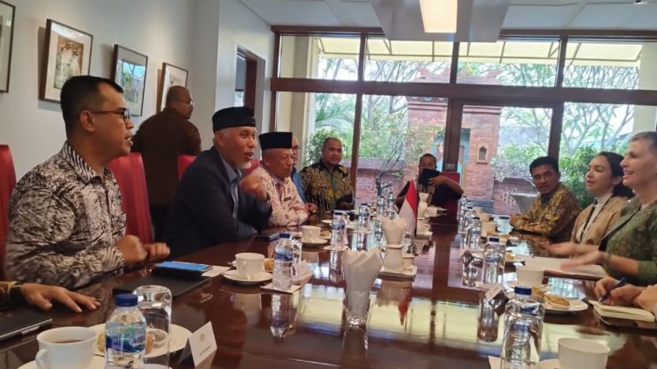Gubernur Sumbar, Mahyeldi dan sejumlah kepala OPD saat bertemu Dubes Australia untuk Indonesia. Pada kesempatan itu, ia mempromosikan potensi pariwisata surfing Mentawai. (ANTARA/HO-Biro Adpim Sumbar).