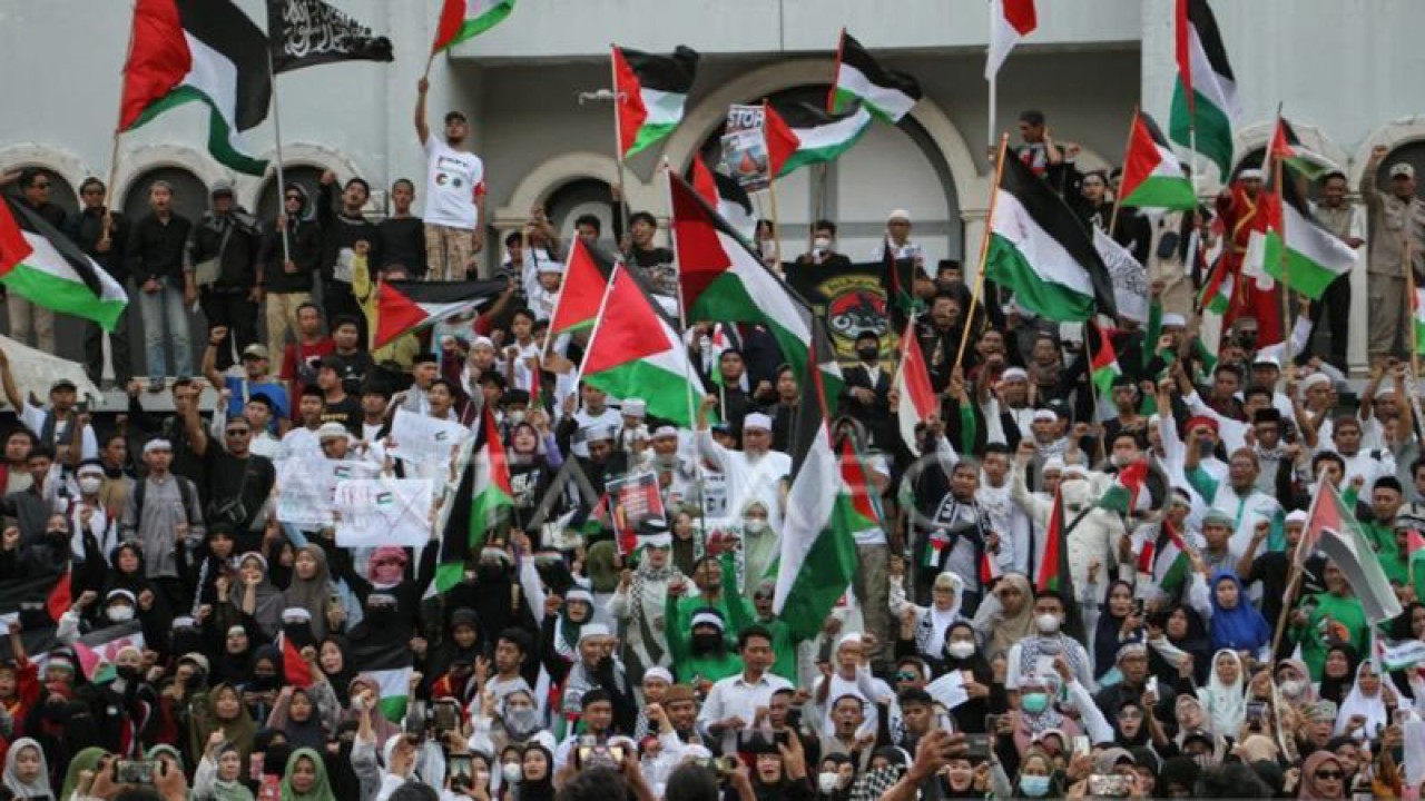 Sejumlah warga mengikuti aksi Munajat Akbar untuk Palestina di Makassar, Sulawesi Selatan, Minggu (5/11/2023). Aksi gabungan yang diikuti oleh berbagai elemen masyarakat tersebut untuk mendoakan warga Palestina yang menjadi korban perang dan menyerukan kemerdekaan bagi Bangsa Palestina. ANTARA FOTO/Arnas Padda.