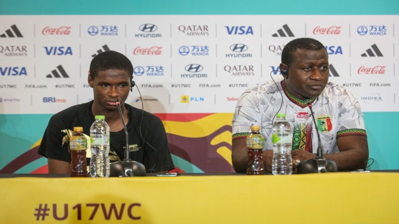 Pelatih Timnas Mali Soumaila Coulibaly (kanan) bersama pesepak bola Timnas Mali Ibrahim Diarra (kiri) mendengarkan pertanyaan wartawan saat jumpa pers jelang pertandingan semifinal Piala Dunia U-17 di Stadion Manahan, Solo, Jawa Tengah, Senin (27/11/2023). ANTARA FOTO/Mohammad Ayudha/rwa