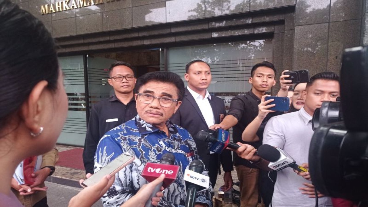 Hakim Mahkamah Konstitusi (MK) Manahan Sitompul usai diperiksa Majelis Kehormatan MK (MKMK) di Gedung II MK, Jakarta, pada Rabu (1/11/2023) sore, sekitar 45 menit. (ANTARA/Sanya Dinda)