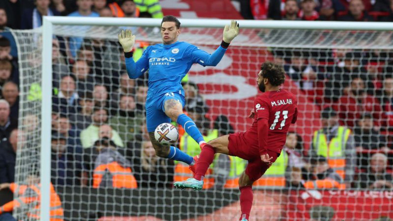 Pemain Liverpool Mohamed Salah dihadang kiper Manchester City Ederson dalam laga lanjutan Liga Inggris di Anfield, Liverpool, Inggris, Minggu (16/10/2022). ANTARA FOTO/REUTERS/Phil Noble/foc.