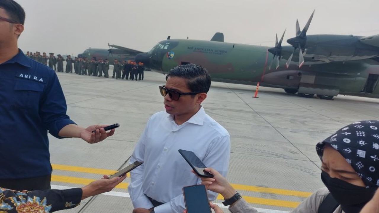 Menlu RI Pahala Mansury menyampaikan keterangan kepada wartawan di Base Ops Pangkalan Udara (Lanud) TNI AU Halim Perdanakusuma Jakarta Timur di Jakarta, Sabtu (4/11/2023). (ANTARA/Andi Firdaus).