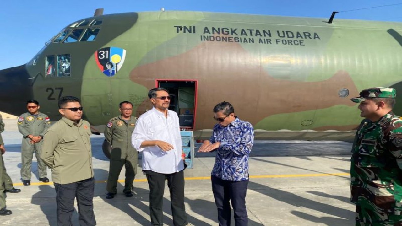 Wakil Menteri Luar Negeri Pahala Mansury (kedua kanan) didampingi Duta Besar RI untuk Mesir Lutfi Rauf (ketiga kanan) mengoordinasikan ketibaan bantuan kemanusiaan Indonesia untuk warga Gaza, di Bandara El Arish, Mesir, pada Senin (6/11/2023). (ANTARA/HO-Kemlu RI)