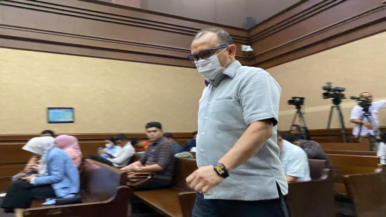 Mantan Direktur Utama Badan Aksesibilitas Telekomunikasi dan Informasi (BAKTI) Kementerian Komunikasi dan Informatika Anang Achmad Latif memasuki ruang sidang untuk membacakan nota pembelaan (pleidoi) di Pengadilan Tindak Pidana Korupsi pada Pengadilan Negeri Jakarta Pusat, Rabu (1/11/2023). (ANTARA/Fath Putra Mulya)