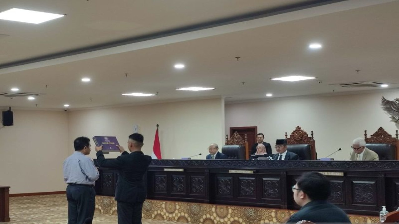 Mantan hakim Mahkamah Konstitusi I Dewa Gede Palguna saat mengucapkan sumpa sebagai saksi ahli dalam sidang kasus dugaan pelanggaran kode etik hakim MK oleh MKMK di Jakarta, Jumat (3/11/2023). (ANTARA/Rina Nur Anggraini)