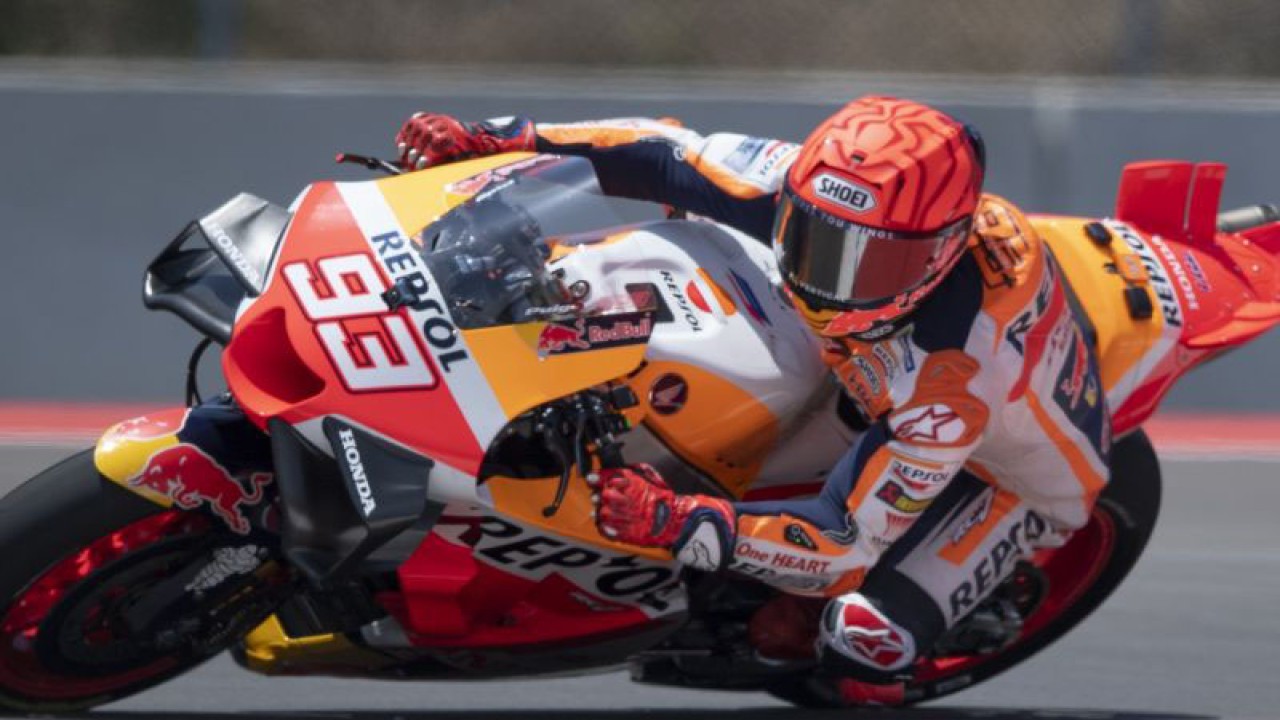 Pembalap Repsol Honda Marc Marquez memacu kecepatan pada sesi latihan bebas 1 MotoGP di Pertamina Mandalika International Street Circuit, Lombok Tengah, NTB, Jumat (13/10/2023). . ANTARA FOTO/Wahyu Putro A/Spt. (ANTARA FOTO/WAHYU PUTRO A)