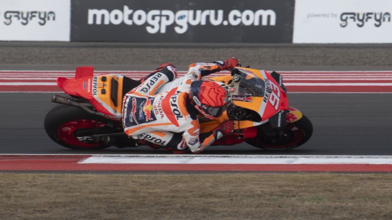Pembalap Repsol Honda Marc Marquez memacu motornya pada balapan MotoGP seri ke-15 di Pertamina Mandalika International Street Circuit, Lombok Tengah, NTB, Minggu (15/10/2023). Francesco Bagnaia menjuarai MotoGP Mandalika setelah menyelesaikan 27 lap dengan catatan waktu 41 menit 20,293 detik disusul pembalap Aprilia Racing Maverick Vinales dan pembalap Monster Energy Yamaha Fabio Quartararo. ANTARA FOTO/Wahyu Putro A/nz (ANTARA FOTO/WAHYU PUTRO A)