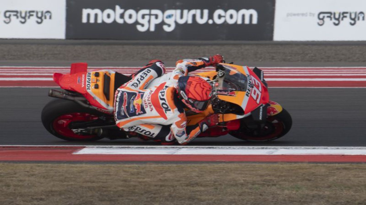 Pembalap Repsol Honda Marc Marquez memacu motornya pada balapan MotoGP seri ke-15 di Pertamina Mandalika International Street Circuit, Lombok Tengah, NTB, Minggu (15/10/2023). Francesco Bagnaia menjuarai MotoGP Mandalika setelah menyelesaikan 27 lap dengan catatan waktu 41 menit 20,293 detik disusul pembalap Aprilia Racing Maverick Vinales dan pembalap Monster Energy Yamaha Fabio Quartararo. ANTARA FOTO/Wahyu Putro A/nz (ANTARA FOTO/WAHYU PUTRO A)