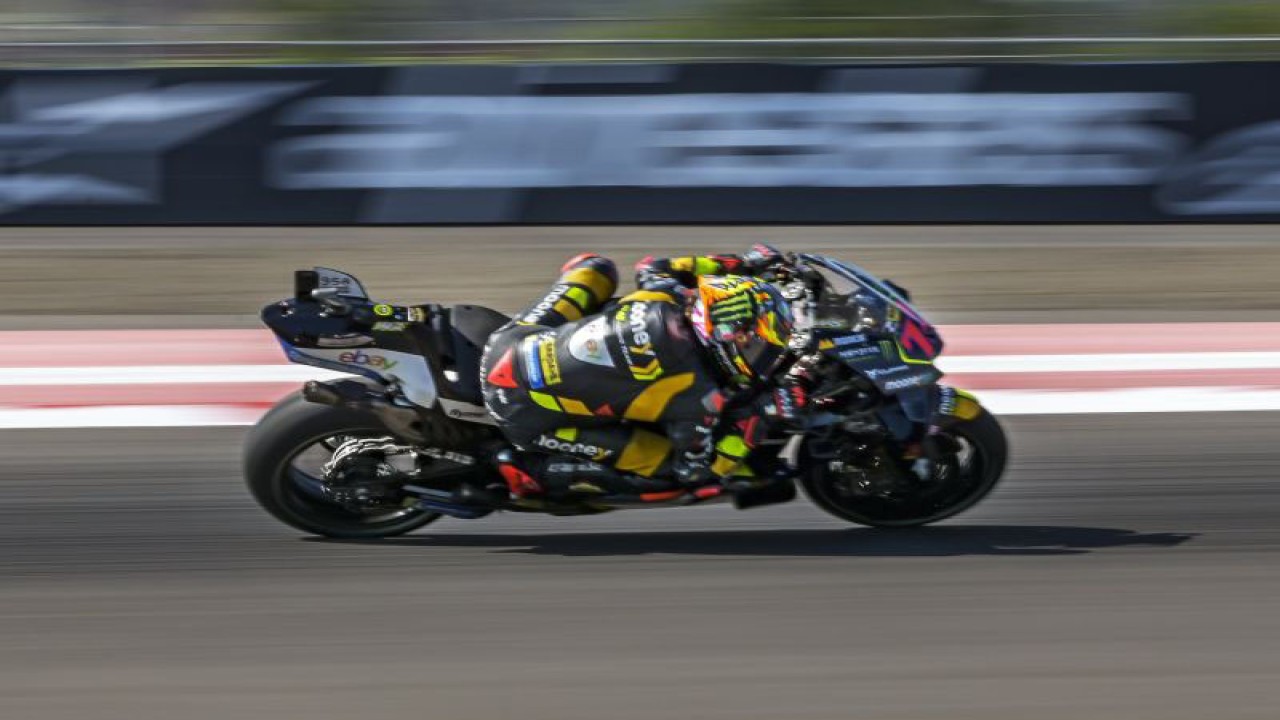 Pembalap Mooney VR46 Racing Team Marco Bezzecchi memacu motornya saat sprint race MotoGP Mandalika 2023 di Pertamina Mandalika International Street Circuit, Lombok Tengah, NTB, Sabtu (14/10/2023). ANTARA FOTO/Ahmad Subaidi/hp.