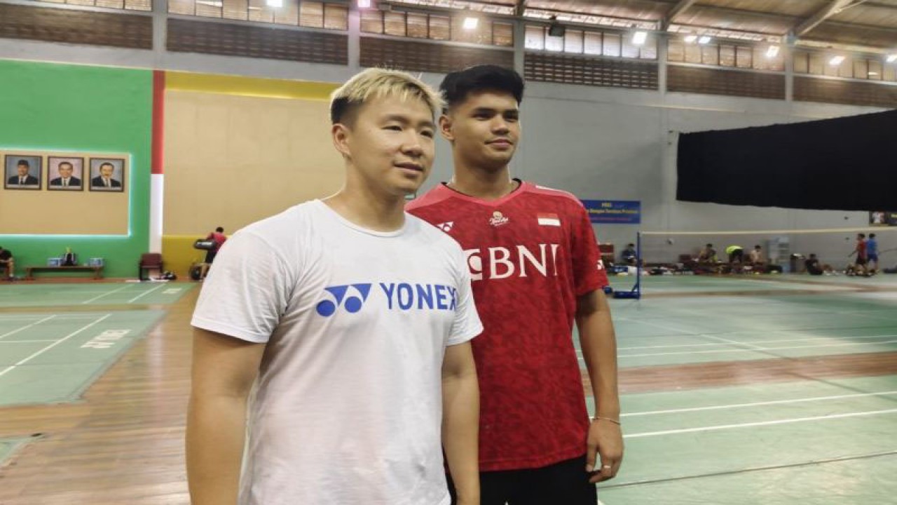 Pebulu tangkis ganda putra Indonesia Marcus Fernaldi Gideon dan Rayhan Nur Fadillah (ki-ka) memberikan keterangan kepada wartawan di Gedung Pelatnas PBSI, Cipayung, Jakarta Timur, Jumat (3/10/2023). ANTARA/Nadia Putri Rahmani