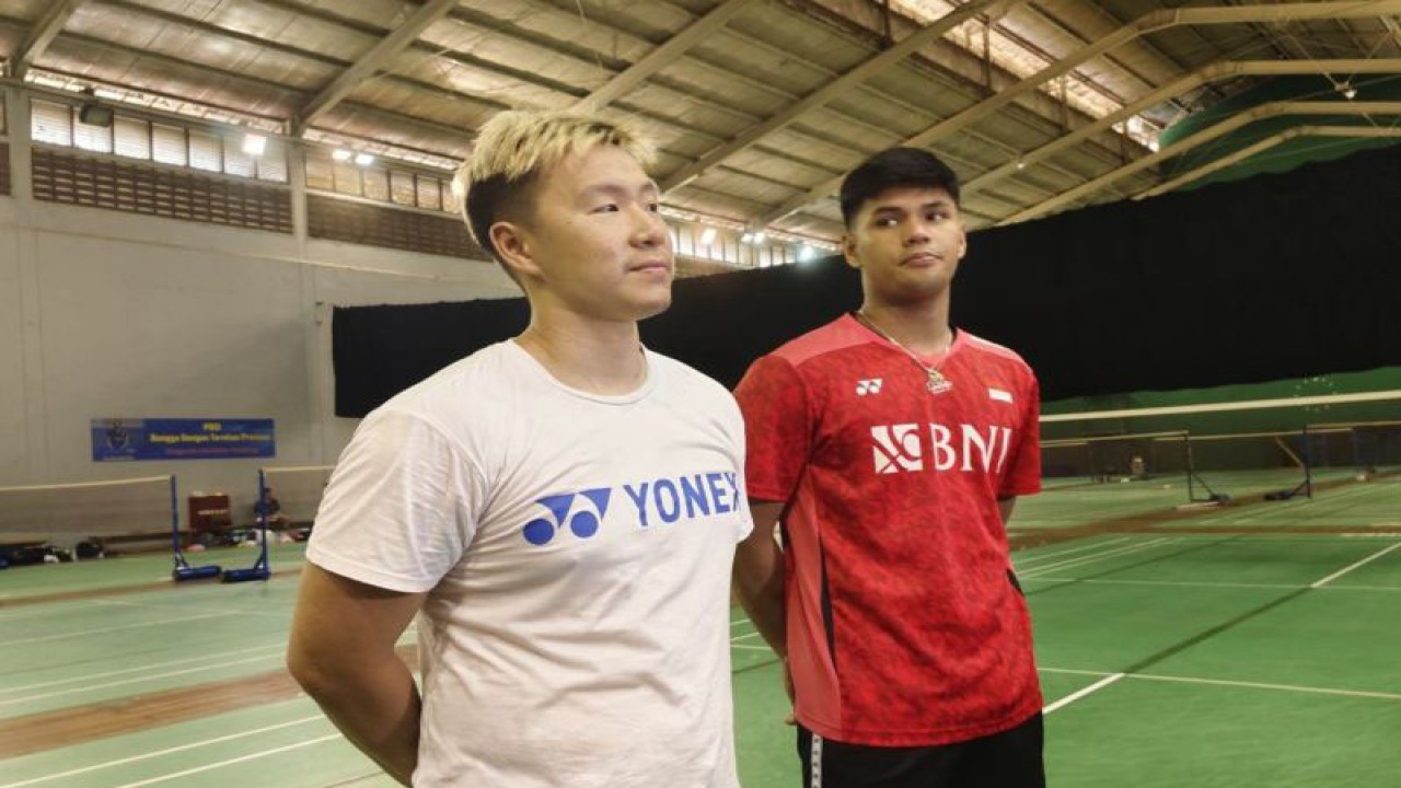 Pasangan ganda putra Indonesia Marcus Fernaldi Gideon dan Rayhan Nur Fadillah memberikan keterangan kepada wartawan di Gedung Pelatnas PBSI, Cipayung, Jakarta Timur, Jumat (3/11/2023). ANTARA/Nadia Putri Rahmani