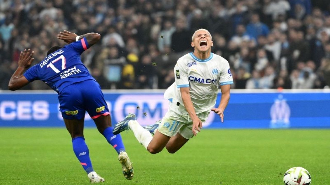 Gelandang Marseille Amine Harit (kanan) ditekel oleh penyerang Lille Ivan Cavaleiro (kiri) pada pertandingan Liga Prancis yang dimainkan di Stade Velodrome, Marseille, Sabtu (4/11/2023). (ANTARA/AFP/CHRISTOPHE SIMON)