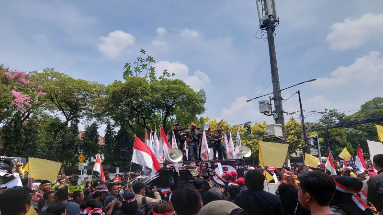 Massa menggelar aksi di area Gedung KPU jelang penetapan capres-cawapres pada Senin (13/11/2023). ANTARA/Muhammad Ramdan