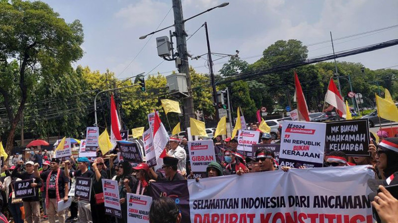 Massa menggelar aksi di area Gedung KPU menjelang penetapan capres-cawapres di Jalan Imam Bonjol, Menteng, Jakarta Pusat, Senin (13/11/2023). ANTARA/Muhammad Ramdan/aa.