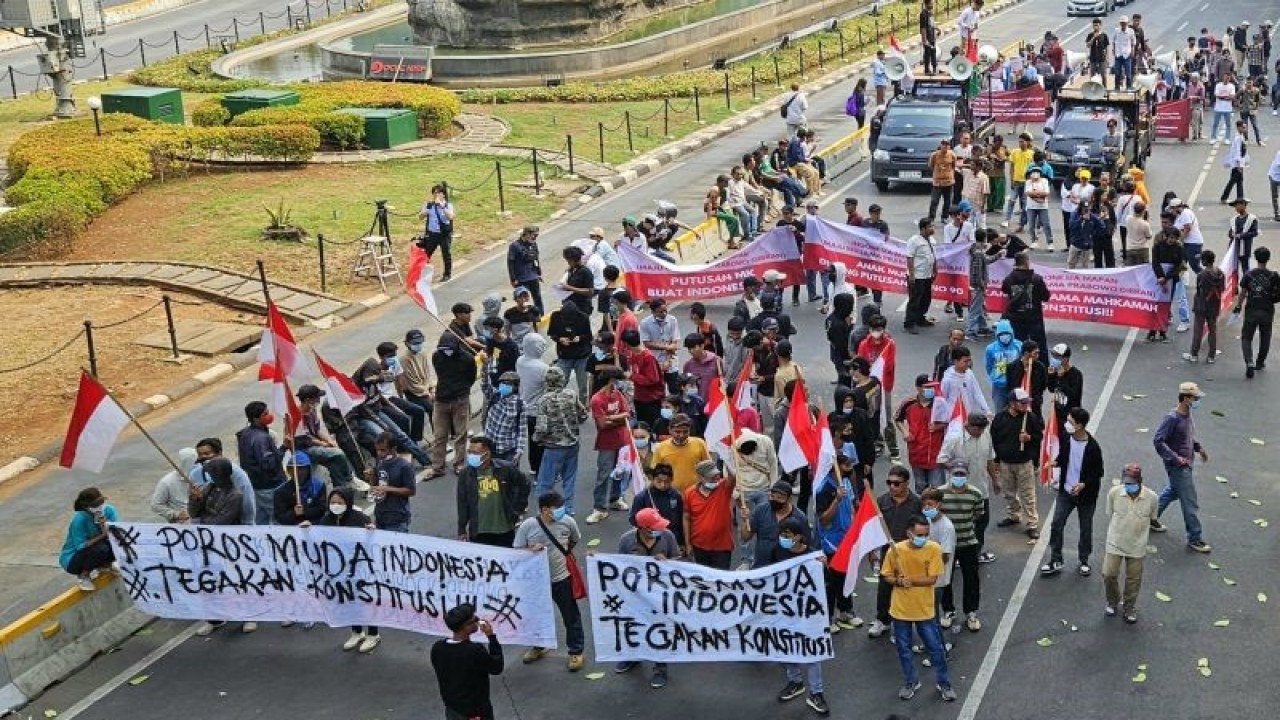 Warga mengadakan aksi di area Patung Kuda, MH Thamrin, Jakarta, Selasa (7/11/2023). Ratusan warga mengadakan aksi menyampaikan pendapat jelang penyampian keputusan Majelis Kehormatan Mahkamah Konstitusi (MKMK) mengenai dugaan pelanggaran etik hakim terkait putusan batas minimal usia calon presiden (capres)-calon wakil presiden (cawapres) (ANTARA/Mecca Yumna)