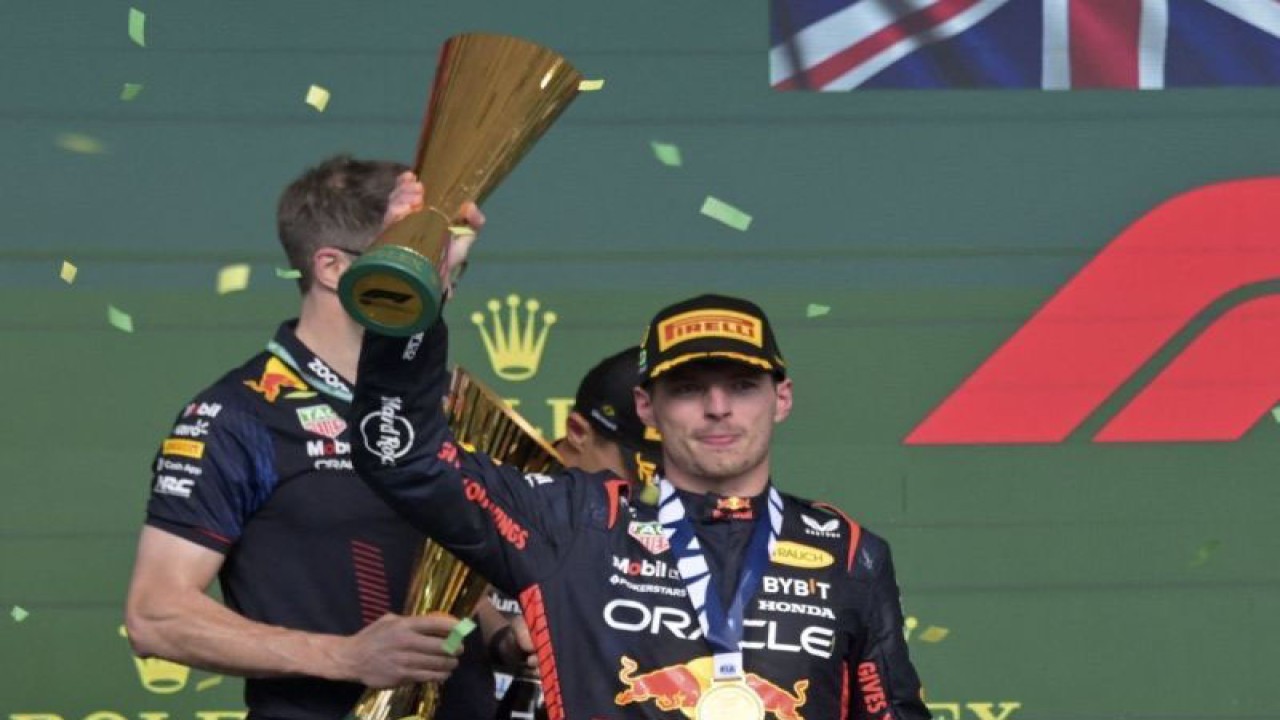 Pembalap Red Bull Racing Max Verstappen merayakan keberhasilannya memenangi Grand Prix Sao Paulo, di Sirkuit Interlagos, Sao Paulo, Brazil, Minggu (5/11/2023). (ANTARA/AFP/NELSON ALMEIDA)