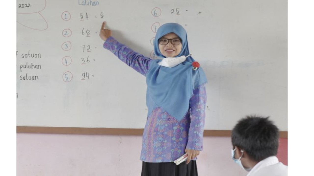 Seorang guru bernama Siti Saudah sedang mengajar di SD Negeri Lawinu di Tanarara, Desa Katikutana, Kecamatan Matawai La Pawu, Kabupaten Sumba Timur, Nusa Tenggara Timur (NTT). (ANTARA/HO-INOVASI)