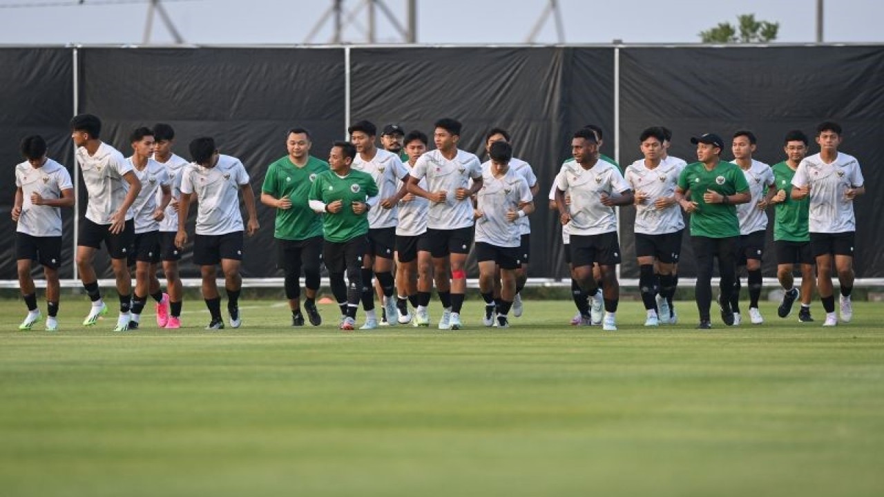 Sejumlah pesepak bola Timnas Indonesia mengikuti latihan jelang pertandingan kedua babak penyisihan Grup A Piala Dunia U-17 2023 di Lapangan Latihan A Stadion Gelora Bung Tomo, Surabaya, Jawa Timur, Minggu (12/11/2023). ANTARA FOTO/Aditya Pradana Putra/aww.