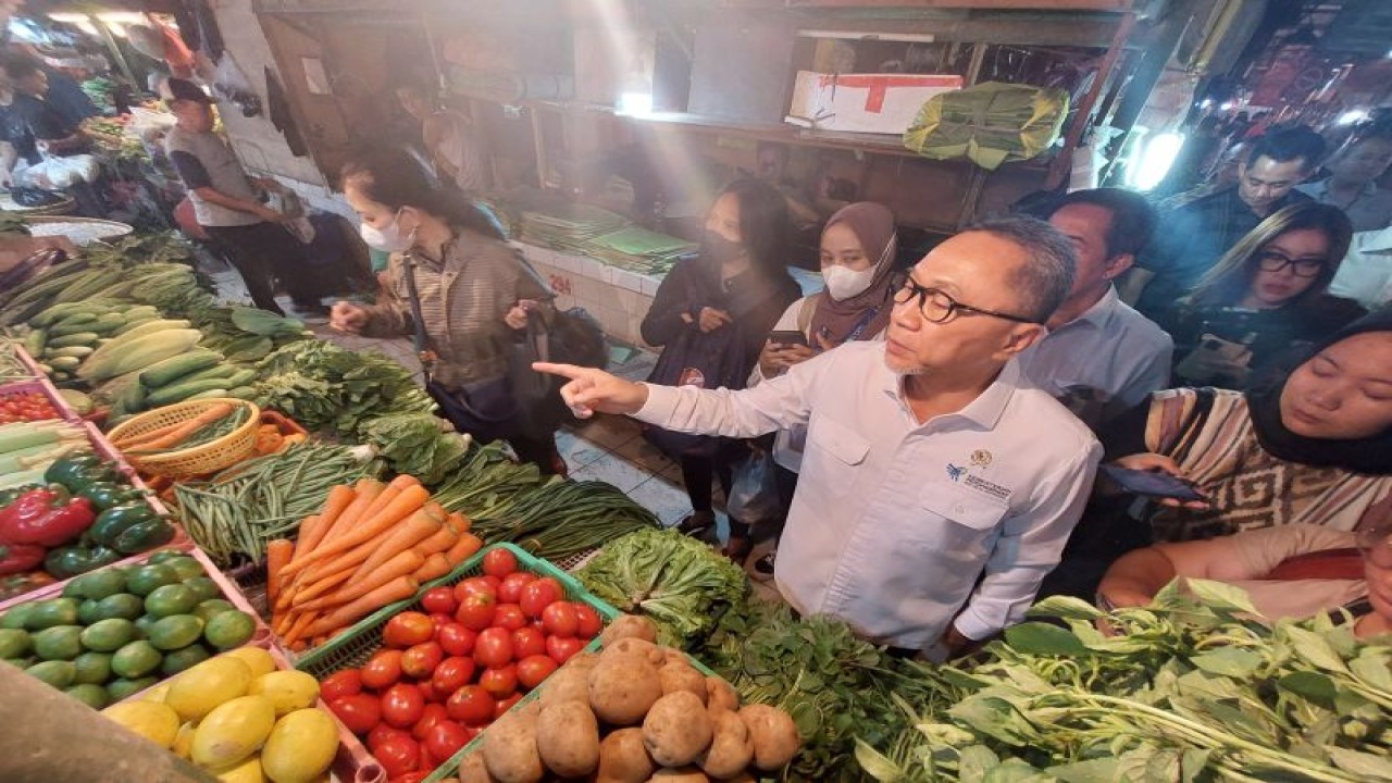 Menteri Perdagangan Zulkifli Hasan saat meninjau ketersediaan pasokan dan harga kebutuhan pokok di Pasar Senen, Jakarta Pusat pada Kamis (30/11/2023). (ANTARA/Adimas Raditya)