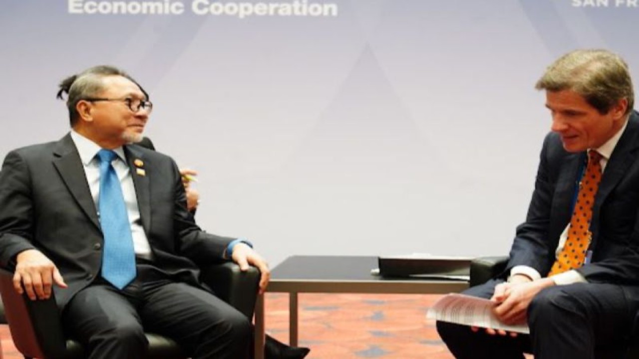 Menteri Perdagangan (Mendag) Zulkifli Hasan saat bertemu Wakil Menteri Pertumbuhan Ekonomi, Energi dan Lingkungan Amerika Serikat Jose W. Fernandez di sela-sela kegiatan kegiatan Asia Pacific Economic Cooperation (APEC) 2023 di San Fransisco, Amerika Serikat, Kamis (16/11/2023). (ANTARA/HO-Kemendag)
