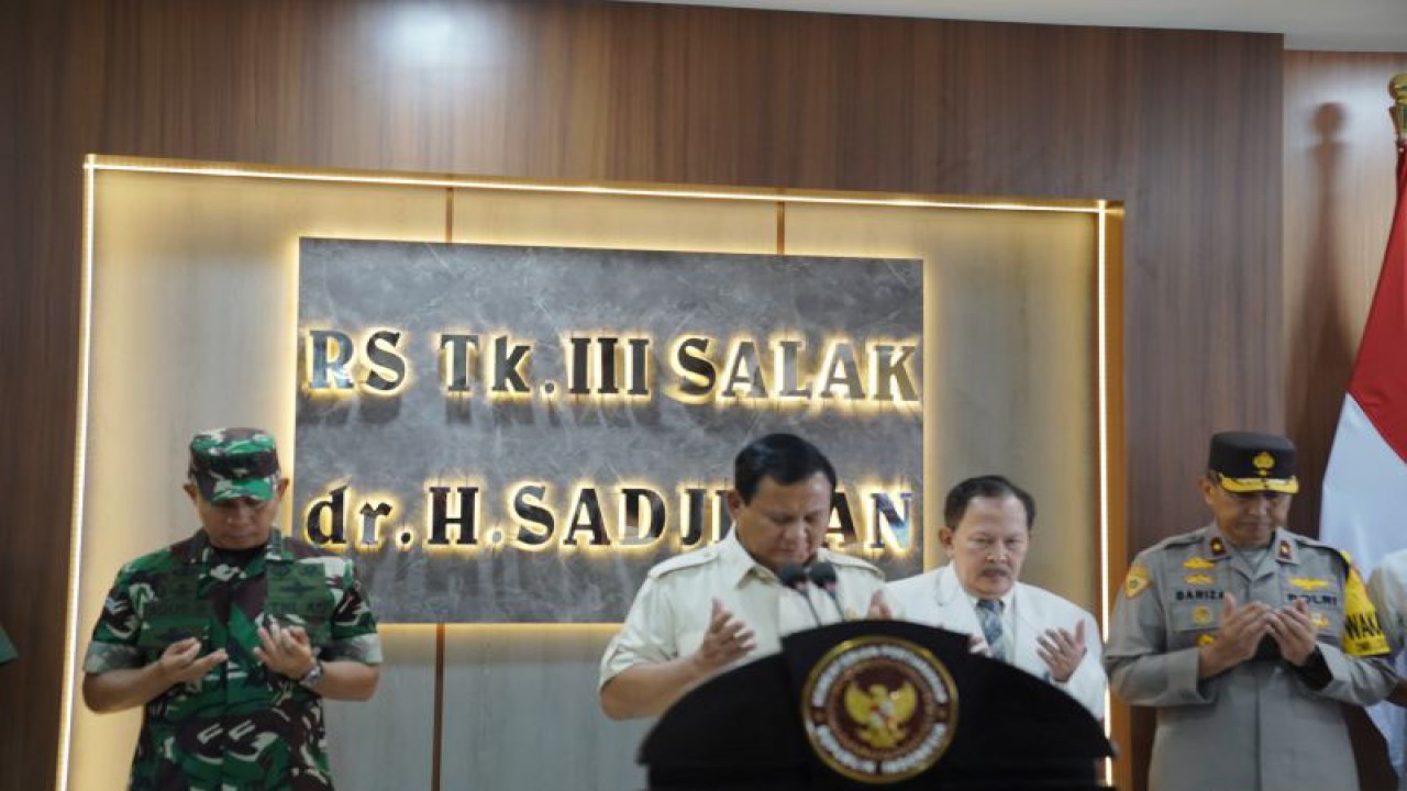 Menhan Prabowo Subianto (depan mimbar) saat berdoa dalam peresmian RS tingkat III Salak Dr. Sadjiman di Kota Bogor, Jawa Barat, Rabu (1/11/2023). (ANTARA/HO/Kemenhan)