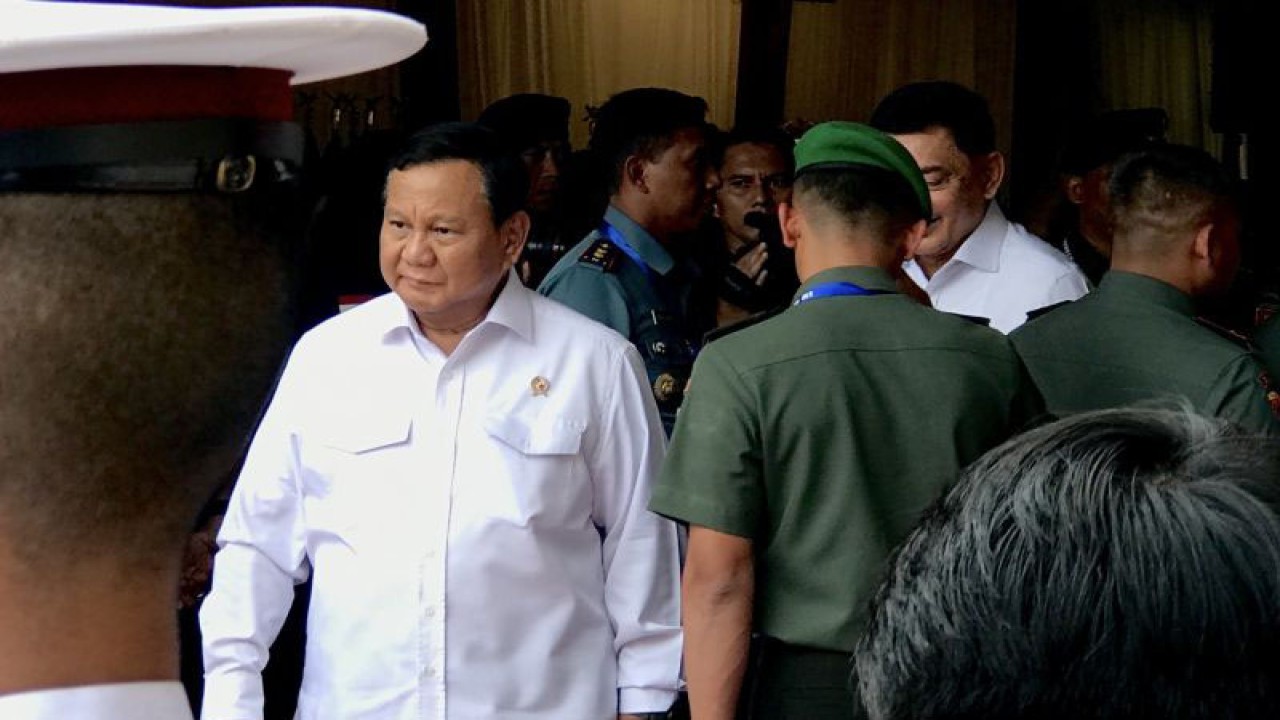 Menteri Pertahanan RI Prabowo Subianto keluar dari lokasi acara Simposium Geopolitik & Geostrategis dan Pengaruhnya terhadap Indonesia Tahun 2023 di Kantor Kementerian Pertahanan RI, Jakarta, Kamis (2/11/2023). ANTARA/Genta Tenri Mawangi.