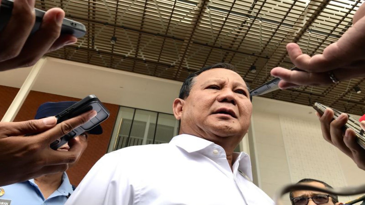 Menteri Pertahanan RI Prabowo Subianto di Base Ops Pangkalan Udara Halim Perdanakusuma, Jakarta, Sabtu (4/11/2023) memberi keterangan kepada wartawan selepas mendampingi Presiden RI Joko Widodo melepas pengiriman bantuan kemanusiaan dari Pemerintah Indonesia dan lembaga lainnya untuk warga Palestina di Gaza. ANTARA/Genta Tenri Mawangi.