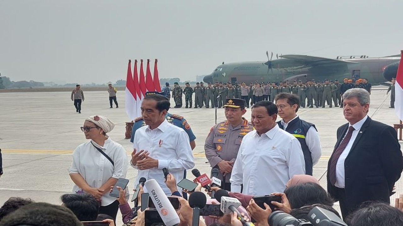 Presiden RI Joko Widodo saat menyampaikan keterangan kepada wartawan terkait pengiriman bantuan kemanusiaan untuk Palestina di Base Ops LanuHalim Perdanakusuma, Jakarta, Sabtu (4/11/2023). (ANTARA/Andi Firdaus)