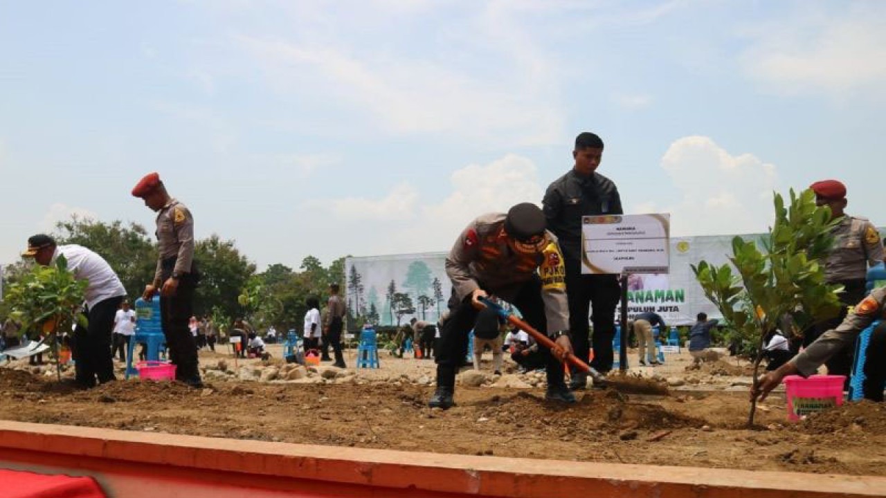 Menko PMK Muhadjir Effendy (kiri) bersama Kapolri Jenderal Polisi Listyo Sigit Prabowo melakukan penanaman 10 juta bibit pohon yang peluncurannya dipusatkan di kawasan GOR Pangeran Timoer Caruban, Kabupaten Madiun, Jawa Timur, Rabu (15/11/2023). ANTARA/Louis Rika